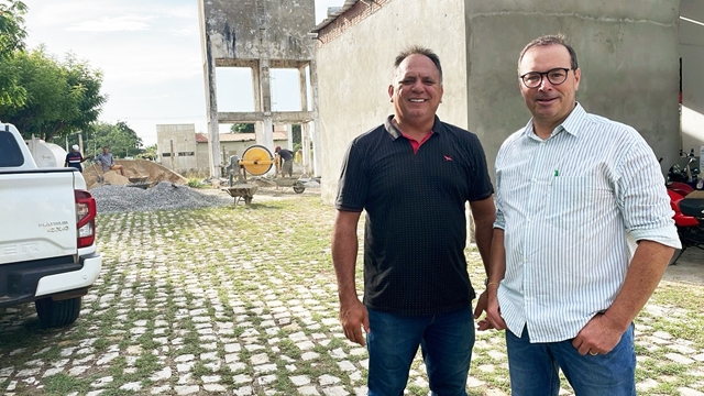 Prefeito Nixon Baracho e o Secretário Estadual de Agricultura visitam a usina de beneficiamento de água de coco de Alto do Rodrigues