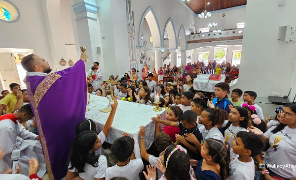 Missa das Crianças reuniu a criançada na Igreja Matriz na manhã deste sábado