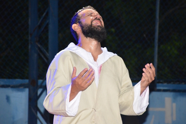 No papel de Jesus na encenação da “Paixão de Cristo”, ator macauense Mateus Ferreira emociona o grande público