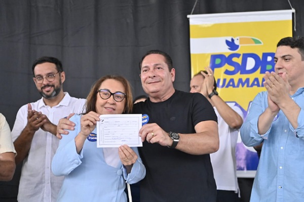 Prefeita de Carnaubais, Marineide Diniz assina a ficha de filiação do PSDB