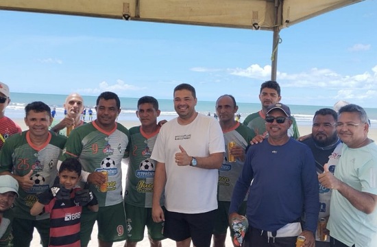 Porto do Mangue: Júnior Bola prestigia campeonato de futebol na Praia do Rosado e recebe o apoio dos desportistas