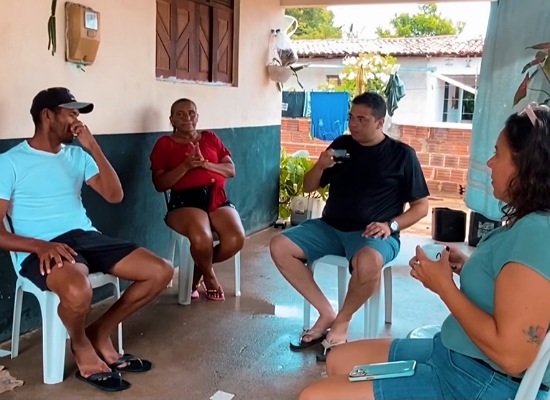 Na comunidade de Rio Doce, Júnior Bola recebe o afago e apoio dos moradores