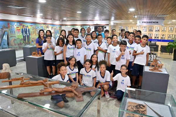 Crianças do Projeto Sesc Cidadão visitam exposição na Assembleia Legislativa do RN