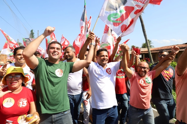 Abraço de Lula, multidão e caminhada improvisada marcam segundo dia de campanha de Eraldo em São Gonçalo