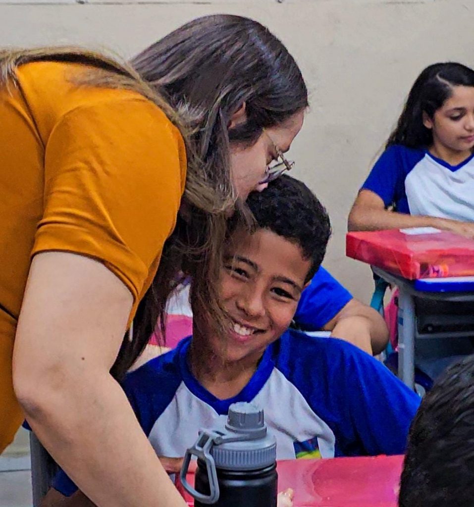 Alto do Rodrigues: Prefeita entrega kit escolar de qualidade com caderno exclusivo que celebra a cultura local e traz o hino da cidade