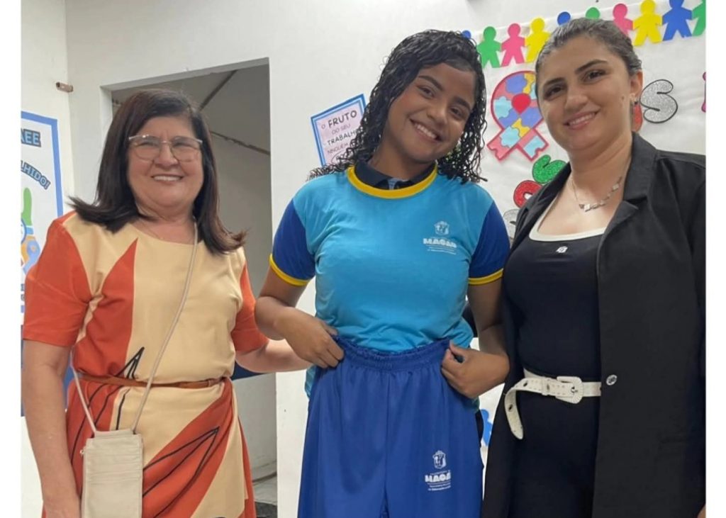 Educação: Prefeita Flavinha Veras entrega fardamento e kit escolar para alunos da rede pública municipal