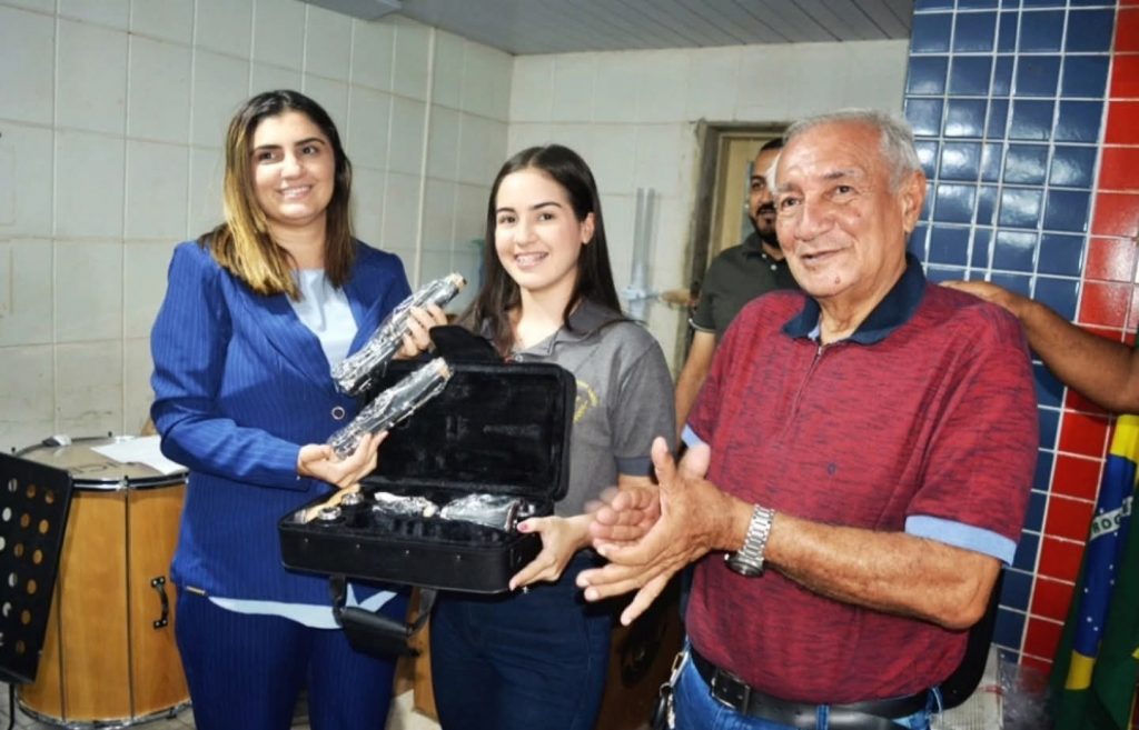 Macau: Flavinha e Raimundo entregam novos instrumentos musicais para Filarmônica Monsenhor Honório