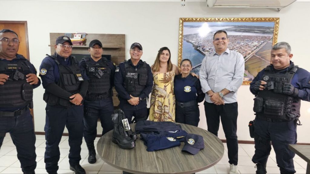 Guarda Municipal de Macau recebe novo fardamento das mãos da prefeita Flavinha Veras