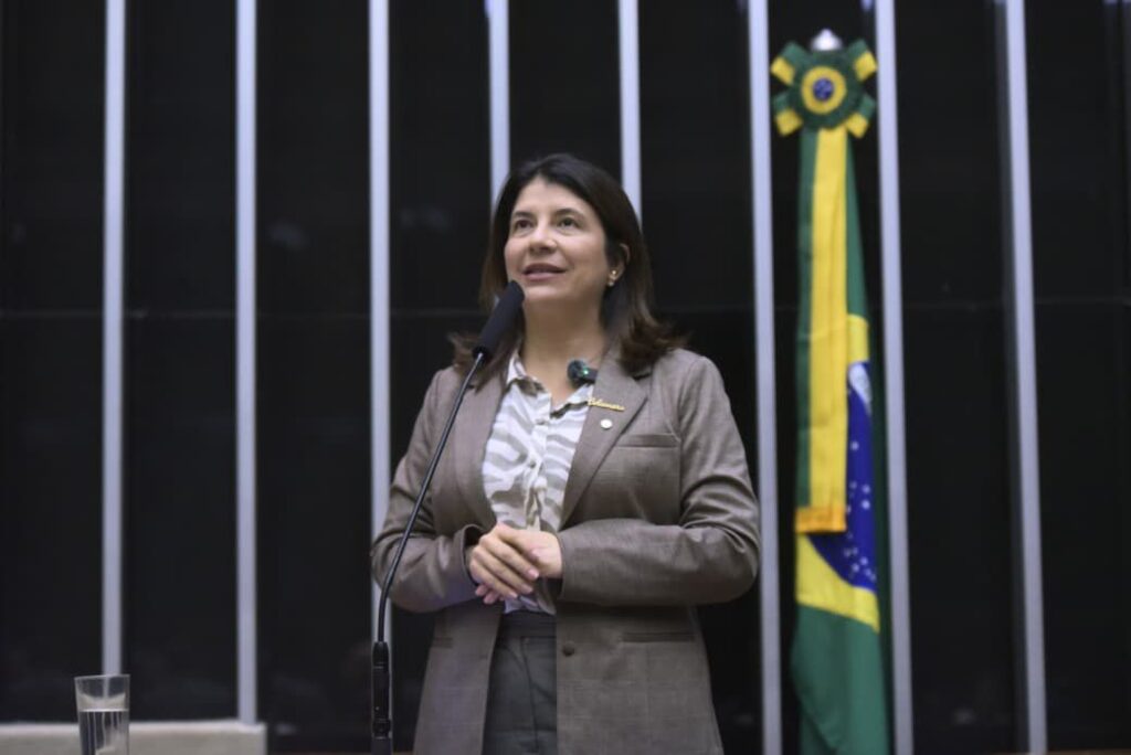 Carla Dickson apresenta requerimento para convocar Ministro da Educação após denúncias de influência política indevida no MEC