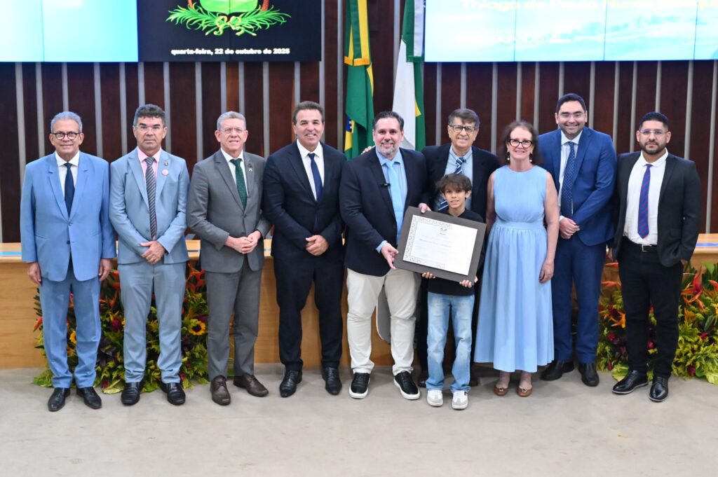 Solene na ALRN concede título de cidadão a Thiago Mesquita