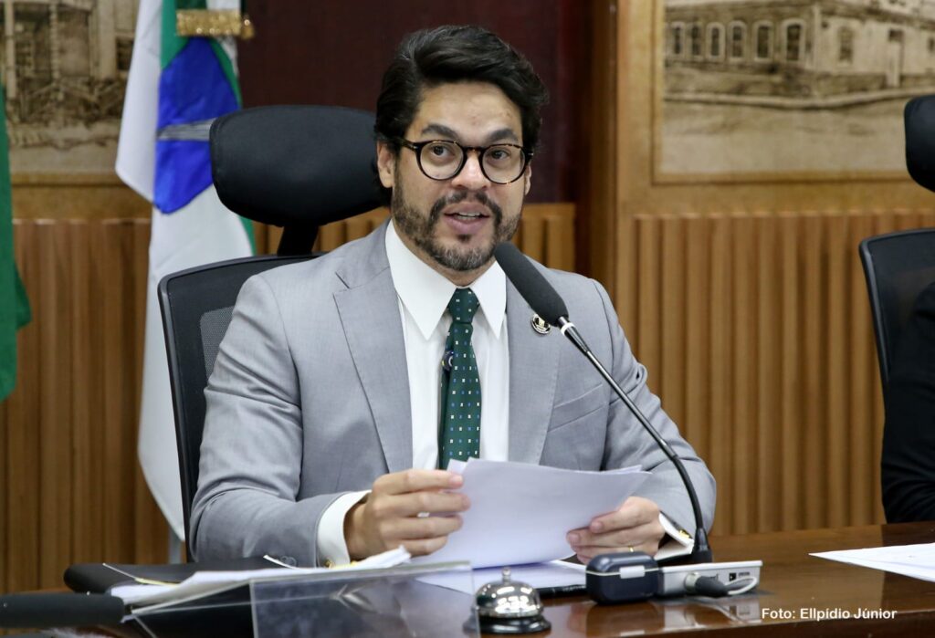 Leo Souza propõe programa “Remédio na Mão” para garantir acesso a medicamentos e sugere que proposta seja replicada no Estado