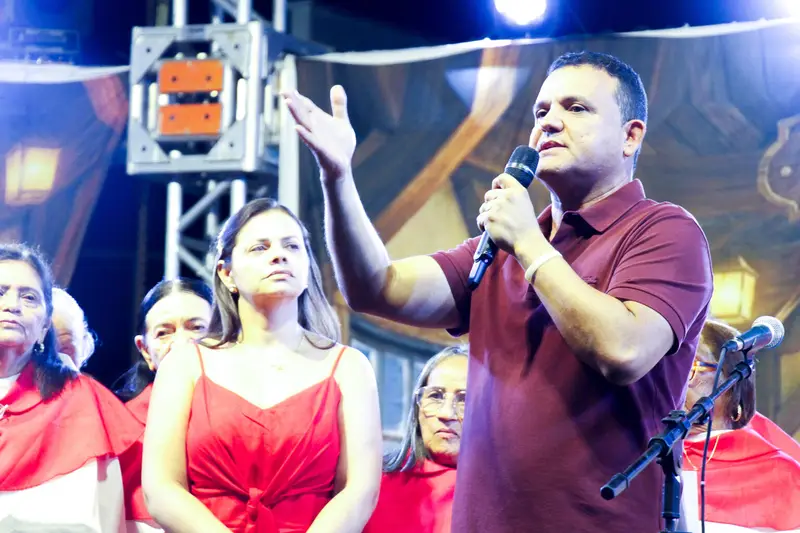 Natal ilumina Baixa do Meio e transforma a Praça da Juventude em cenário de encanto e união