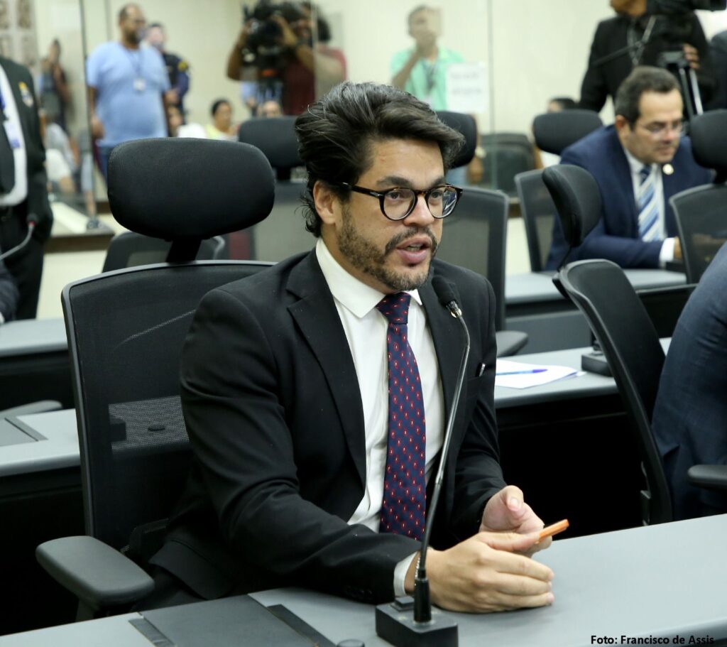 Parada segura: Prefeitura de Natal sanciona lei de autoria de Leo Souza que permite desembarque fora do ponto de ônibus após 23h