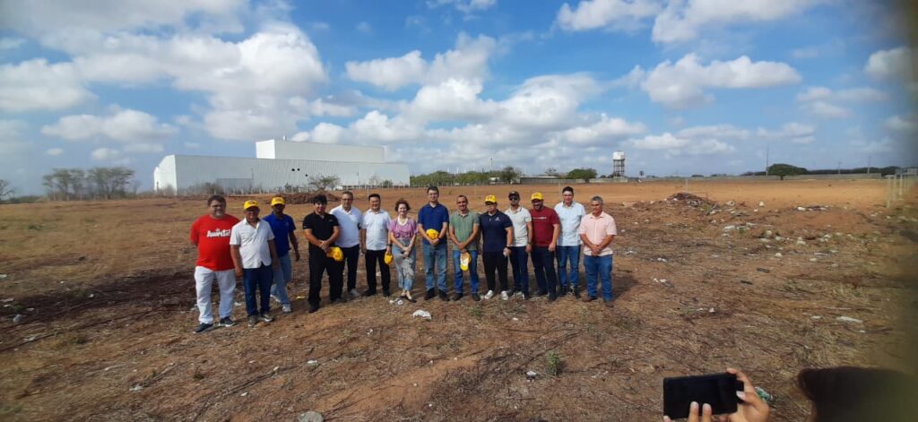 Empresários chineses visitam terreno que poderá abrigar fábrica de equipamentos agrícolas em Mossoró
