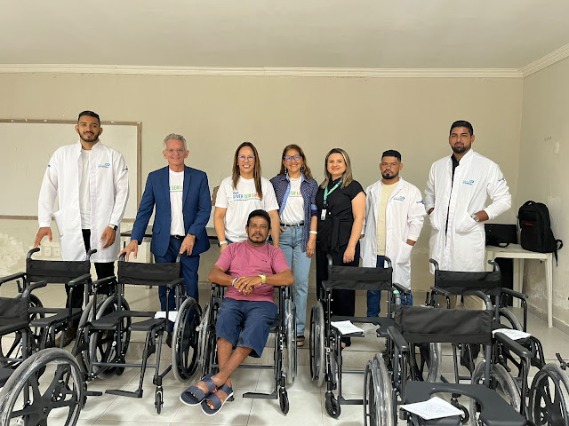 Guamaré: Gestão Hélio é referência regional com entrega de cadeiras de banho marca avanço na inclusão na 3ª Região de Saúde do RN