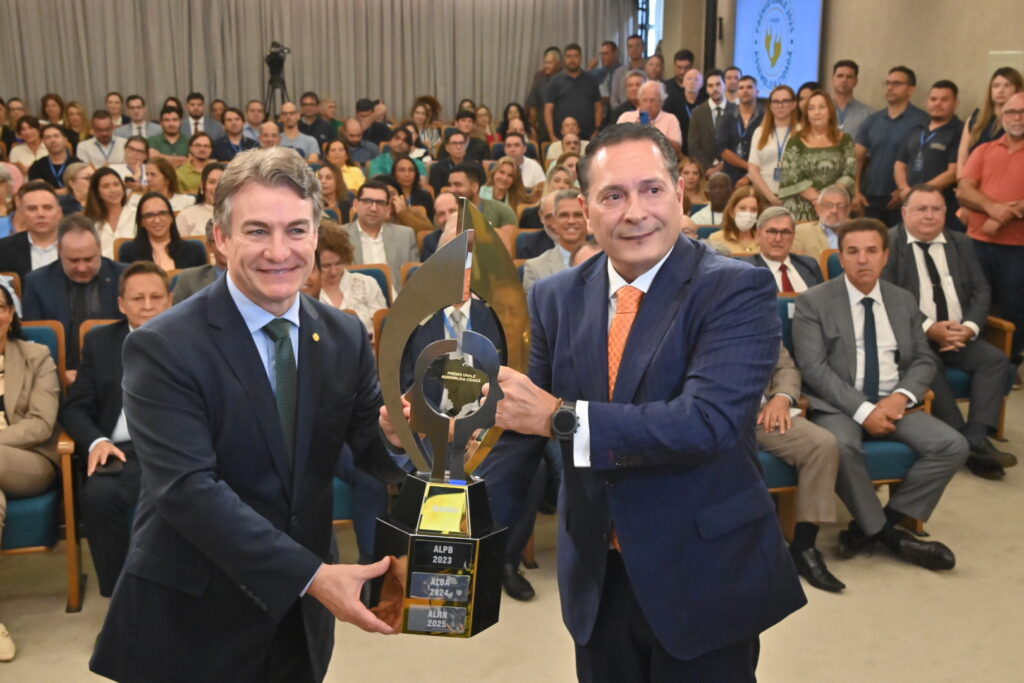 ALRN recebe Troféu da Unale 2025 com presidente, deputados e servidores