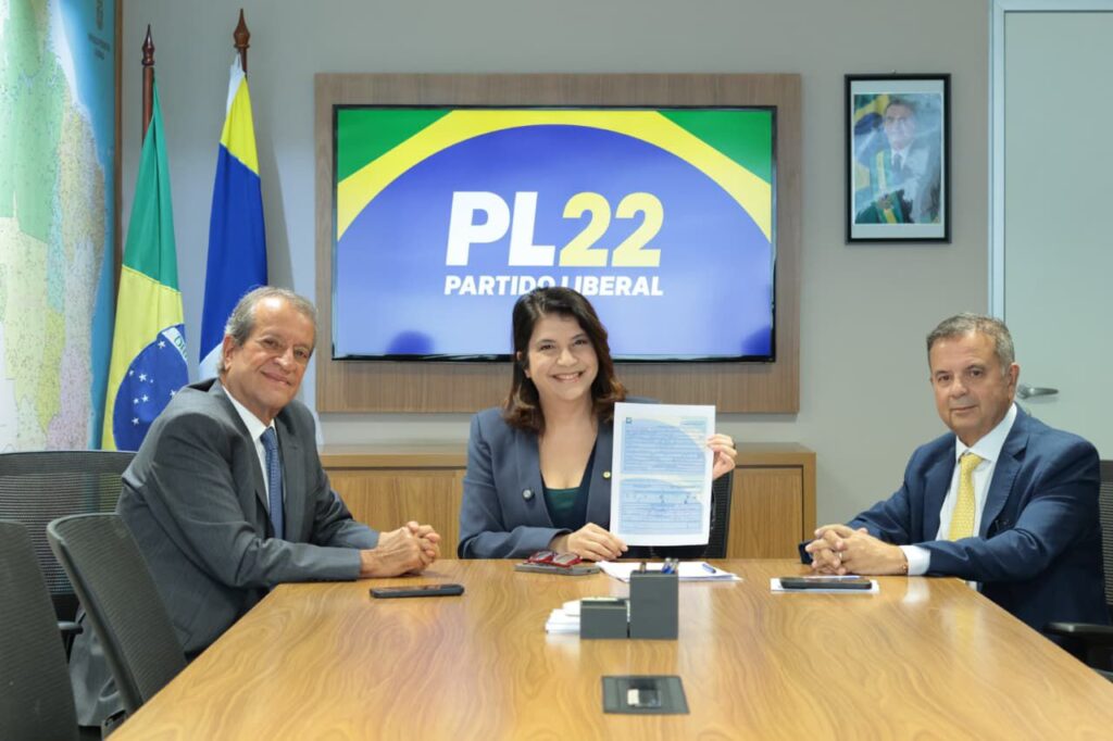 Deputada Federal Carla Dickson assina filiação ao PL em Brasília