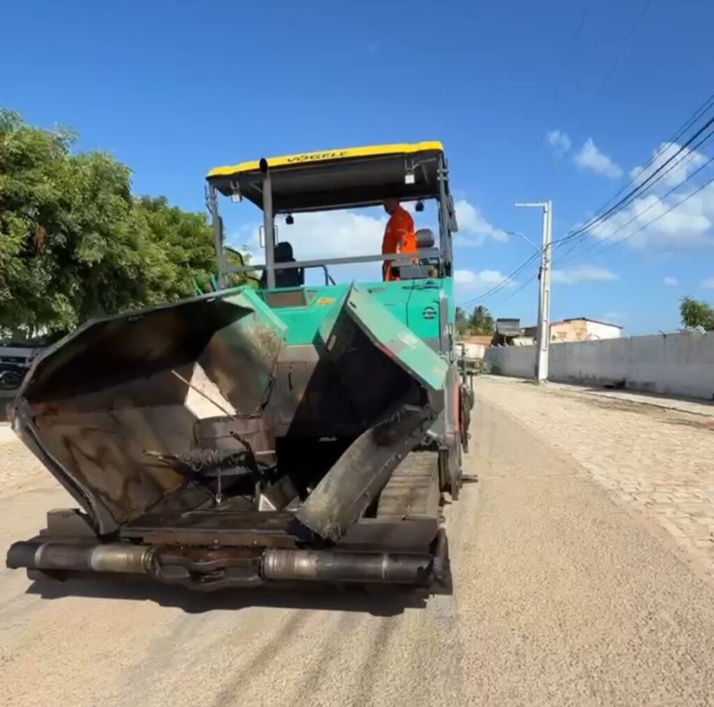 Transformação: Maquinário para pavimentação da RN-404 chega ao centro de Porto do Mangue