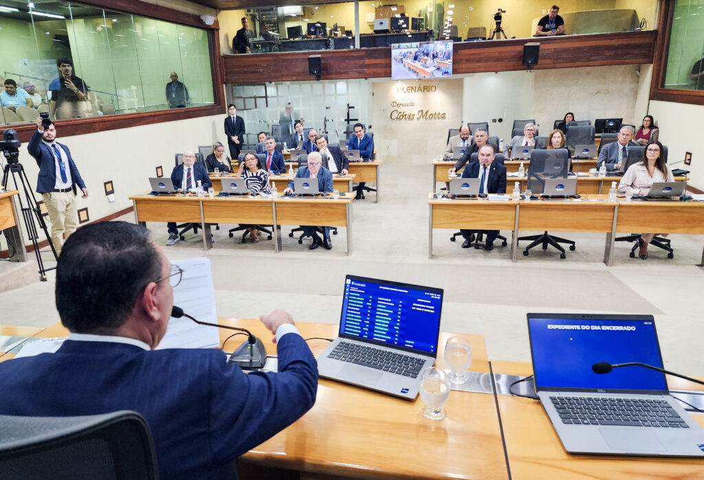Deputados derrubam veto do Governo, aprova auxílio a terceirizados e Lei Lucy