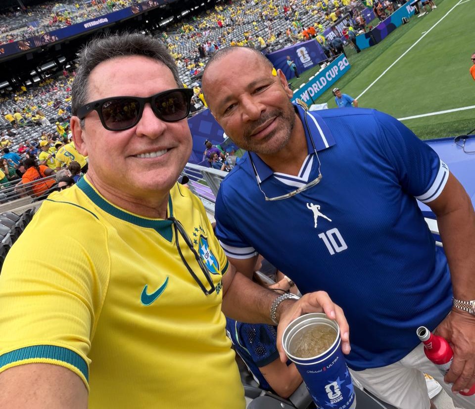 Empresário Mário Sérgio acompanha jogo Brasil x Noruega e encontra pai de Neymar nos EUA