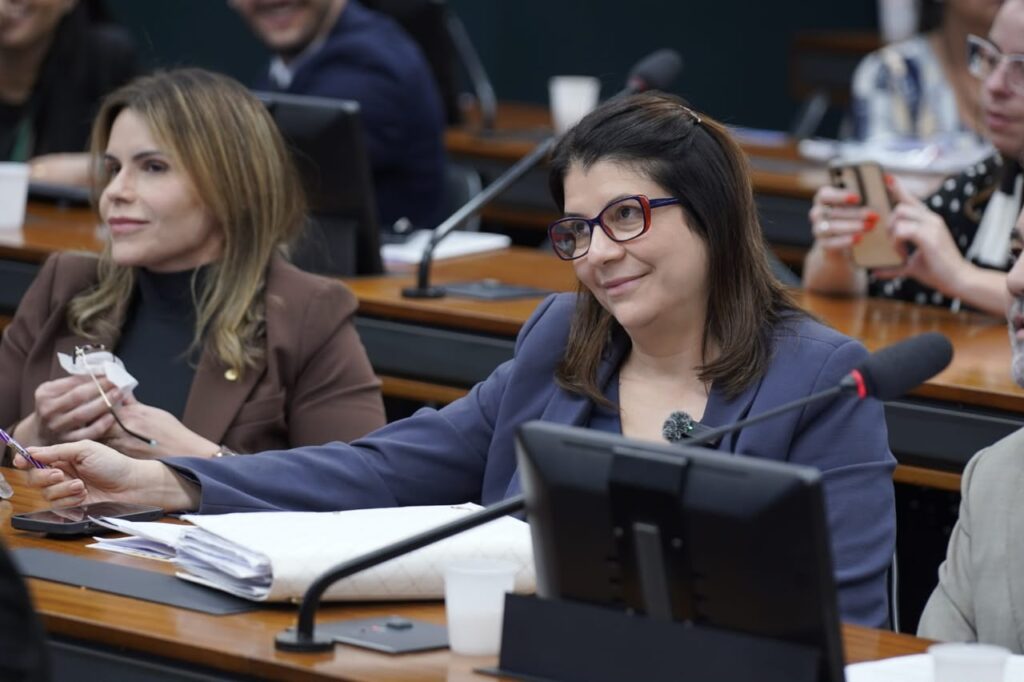 Projeto de Carla Dickson que fortalece a educação especial é aprovado em comissão da Câmara