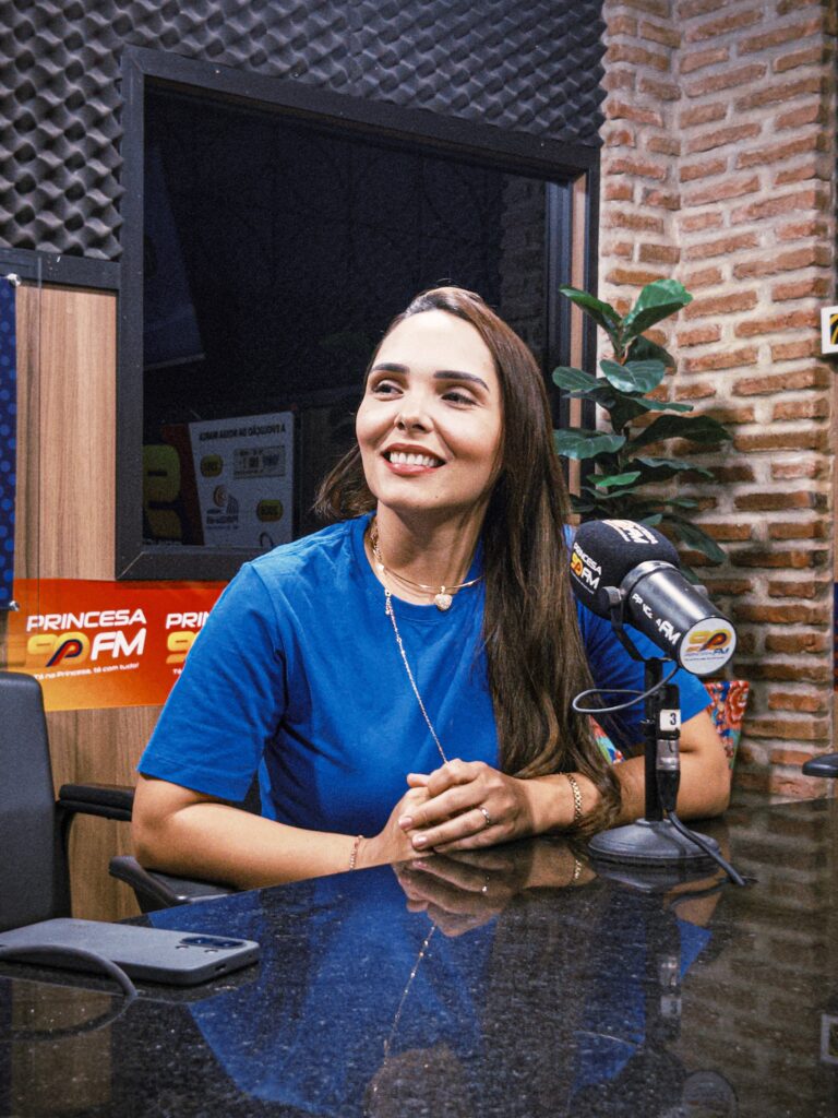 Poly Dantas amplia diálogo regional e concede entrevista à Rádio Princesa 90 FM, em Assú