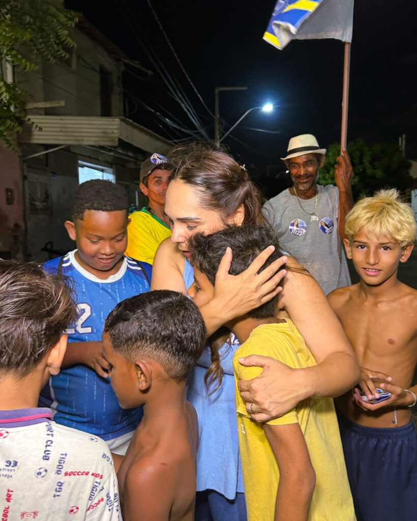Emoção e proximidade marcam caminhada de Poly Dantas pelas ruas de Macau