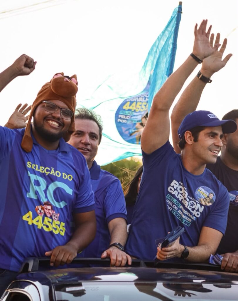 Pedro Victor mostra força em motocarreata com Robson Carvalho pelas ruas de Macau
