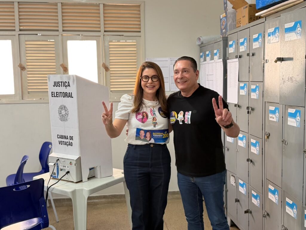 Ezequiel Ferreira vota em Currais Novos ao lado de Milena Galvão e da família