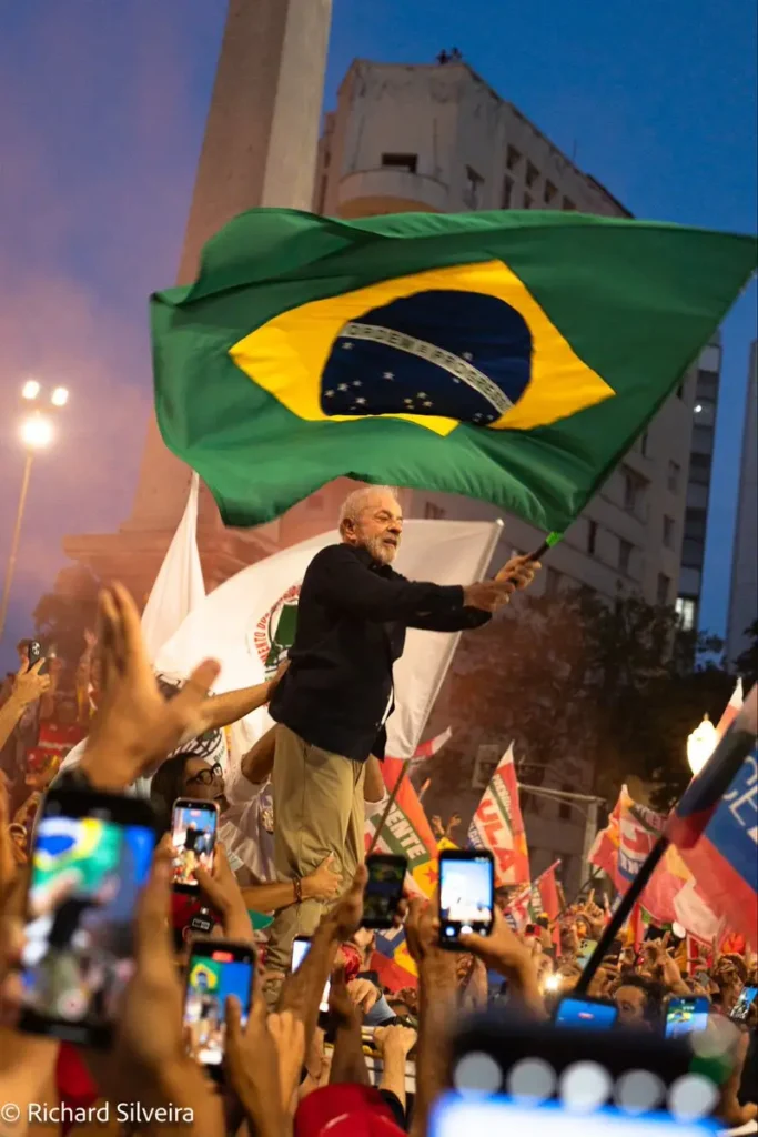 Em virada histórica, Lula é reeleito